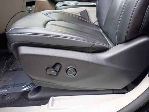 Used 2024 Chrysler Pacifica Select image 14