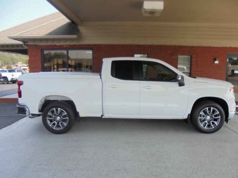 Used 2023 Chevrolet Silverado 1500 LT image 2