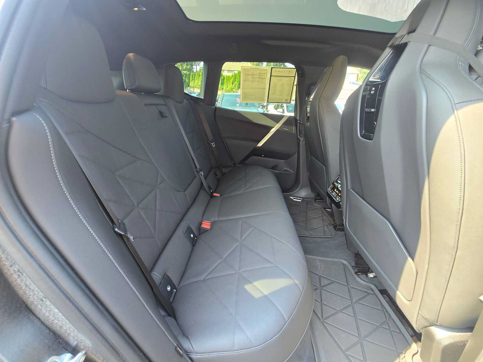 Used 2024 BMW iX xDrive50 w/ Premium Package AWD/4WD image 12