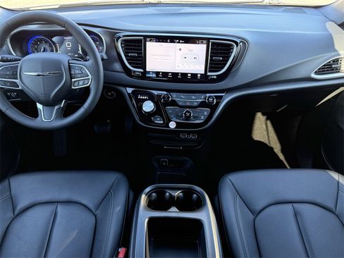 Used 2025 Chrysler Pacifica Select image 16