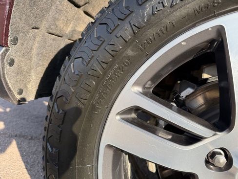 Used 2024 Ford Expedition Limited image 12