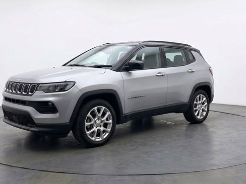 Used 2025 Jeep Compass Limited AWD/4WD image 3