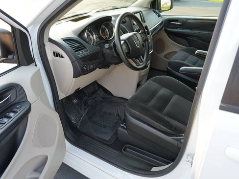 Used 2018 Dodge Grand Caravan SE w/ UConnect Hands-Free Group FWD image 12