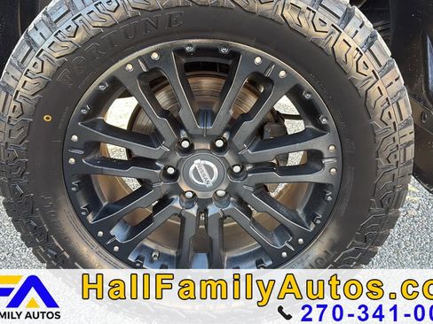 Used 2018 Nissan Titan SV w/ SV Convenience Package image 16