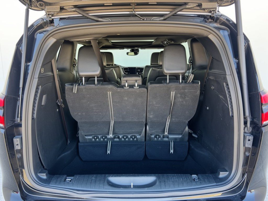 Used 2025 Chrysler Pacifica Limited FWD image 28