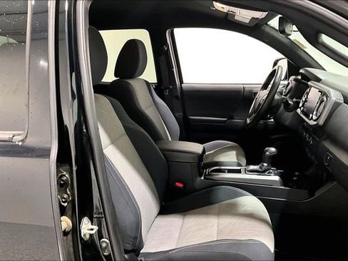 Used 2020 Toyota Tacoma TRD Sport AWD/4WD image 31