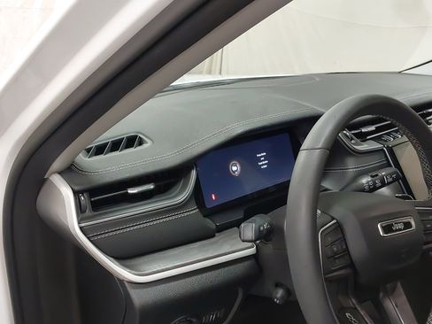 Used 2023 Jeep Grand Cherokee Limited w/ Luxury Tech Group II image 17