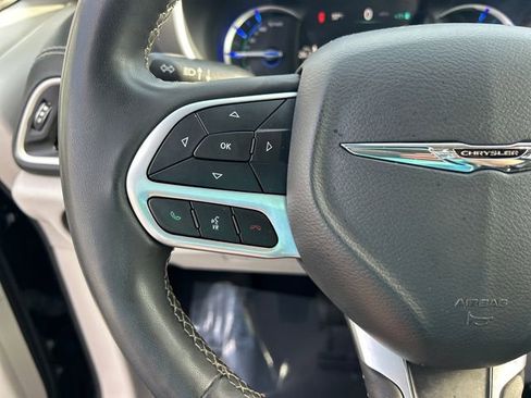 Used 2022 Chrysler Pacifica Touring-L image 12