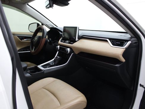 Used 2019 Toyota RAV4 Limited w/ Advanced Technology Package FWD image 10