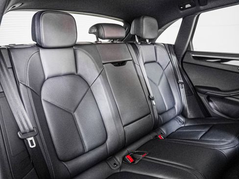 Used 2025 Porsche Macan image 6