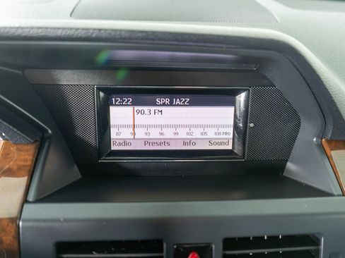 Used 2011 Mercedes-Benz GLK 350 4MATIC image 18