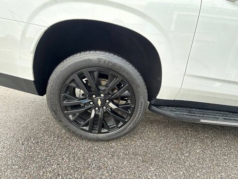 Used 2023 Chevrolet Suburban LS RWD image 5