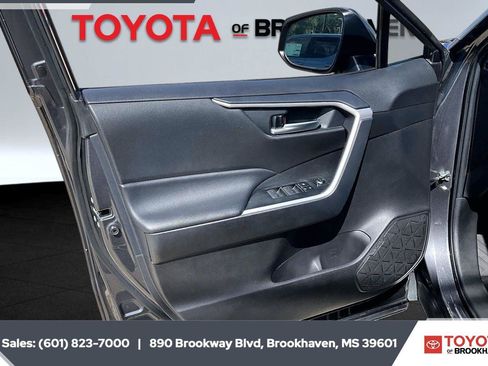 Used 2025 Toyota RAV4 XLE AWD/4WD image 17