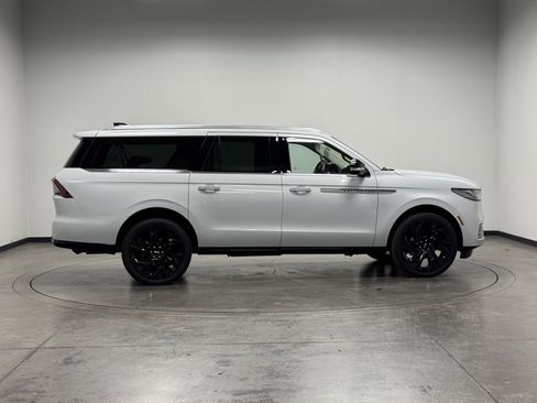 Used 2025 Lincoln Navigator L Reserve image 9
