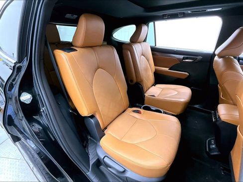 Used 2023 Toyota Highlander Platinum image 28