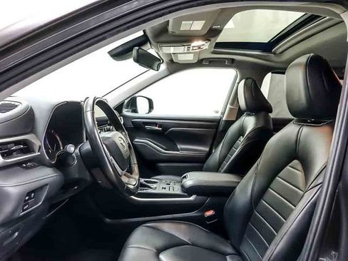 Used 2023 Toyota Highlander XLE AWD/4WD image 9