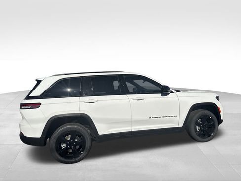 New 2025 Jeep Grand Cherokee Altitude image 8