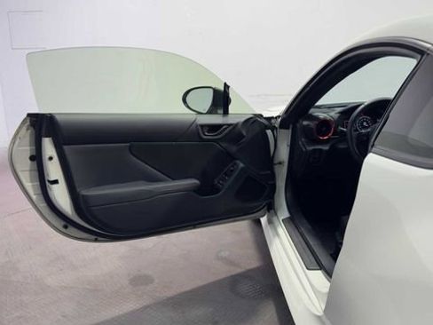 Used 2023 Toyota GR86 RWD image 10