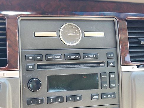Used 2007 Lincoln Town Car Signature RWD image 21