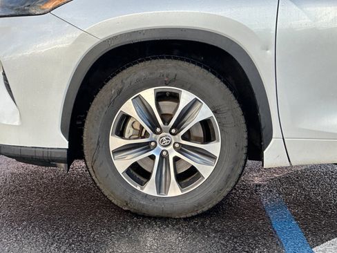 Used 2023 Toyota Highlander XLE image 25