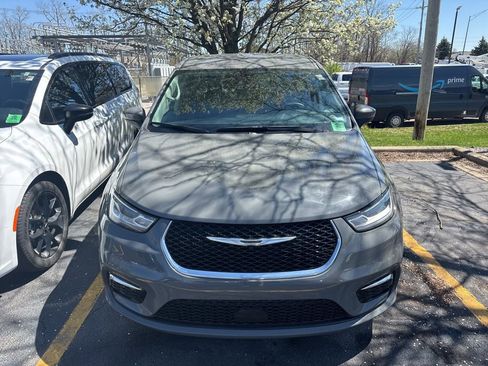 Certified 2023 Chrysler Pacifica Touring-L FWD image 4