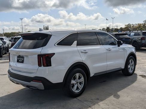 Certified 2025 Kia Sorento LX image 9