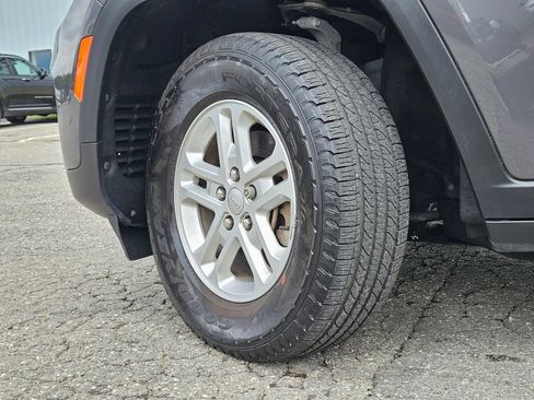 Used 2024 Jeep Grand Cherokee Laredo AWD/4WD image 30