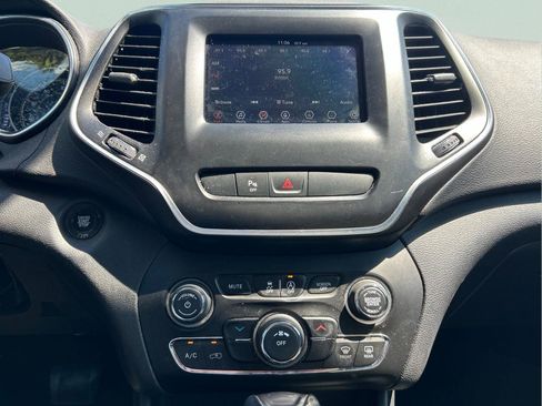 Certified 2019 Jeep Cherokee Latitude Plus FWD image 17