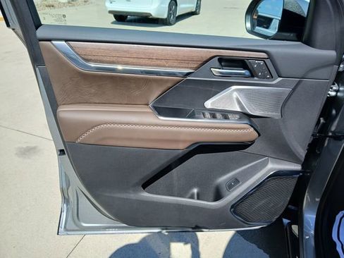 New 2026 GMC Acadia Denali Ultimate w/ LPO, Floor Liner Package AWD/4WD image 11