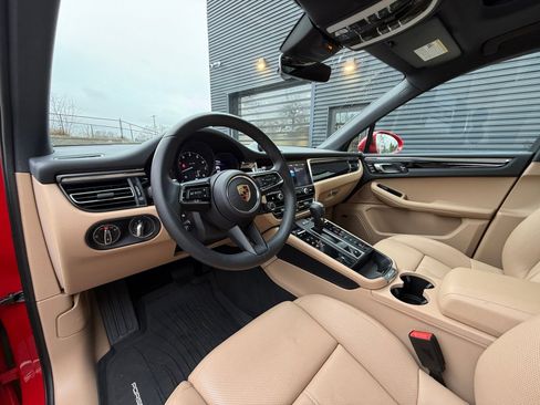 Certified 2025 Porsche Macan image 4