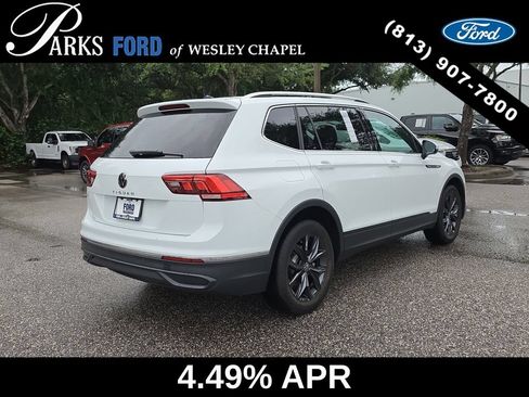Used 2024 Volkswagen Tiguan SE w/ Panoramic Sunroof Package FWD image 5