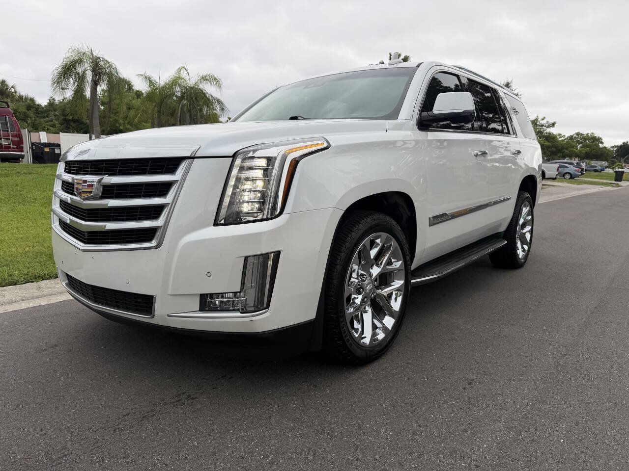 Used 2016 Cadillac Escalade Luxury AWD/4WD image 1