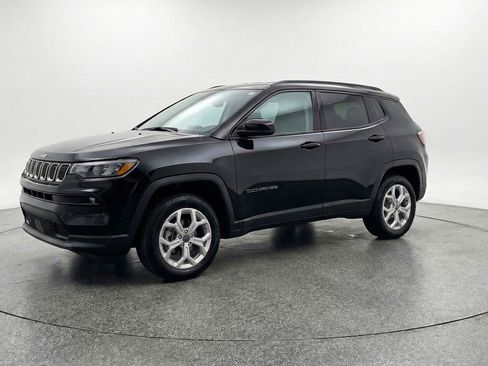 Used 2025 Jeep Compass Latitude image 3
