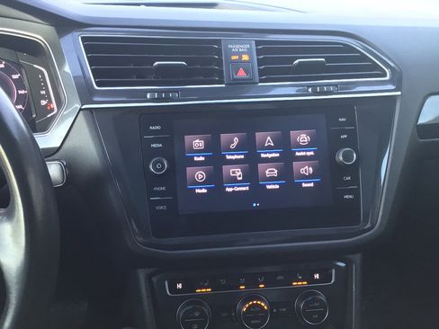 Used 2021 Volkswagen Tiguan SEL Premium R-Line image 9