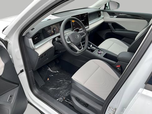 Used 2025 Volkswagen Tiguan SE image 11
