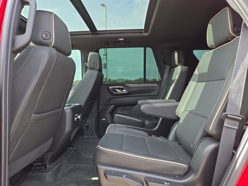 Used 2023 GMC Yukon SLT w/ SLT Premium Package image 13