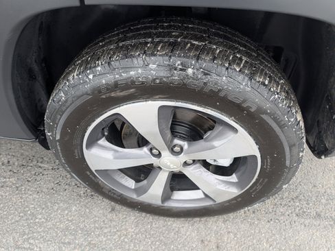 Used 2019 Jeep Cherokee Limited image 9