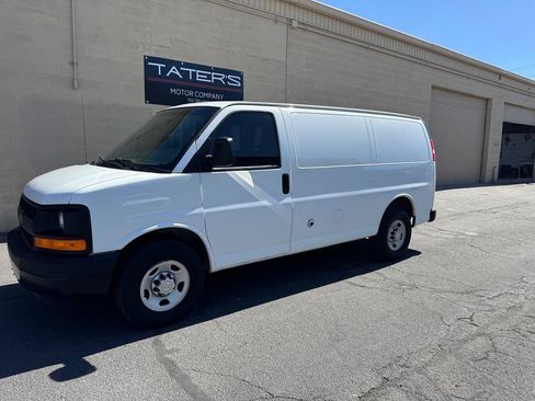 Used 2015 Chevrolet Express 2500 RWD image 4