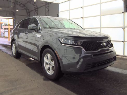 Used 2021 Kia Sorento LX FWD image 2