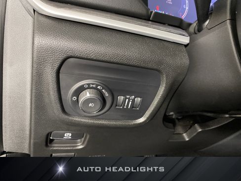 Used 2023 Jeep Grand Cherokee Limited w/ Black Appearance Package AWD/4WD image 25