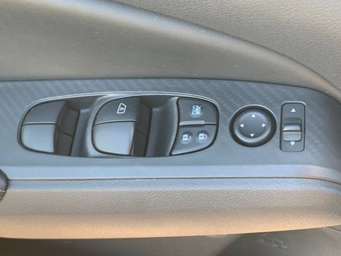 Used 2025 Nissan Altima 2.5 SV FWD image 14