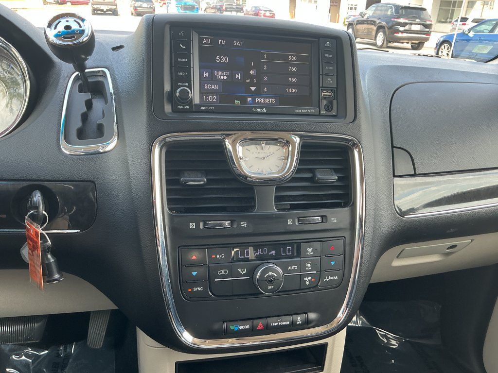 Used 2015 Chrysler Town & Country Touring FWD image 18