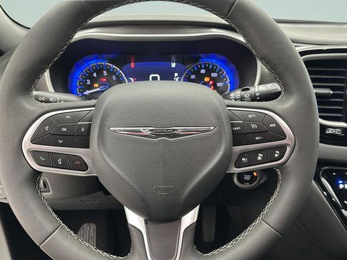 Used 2025 Chrysler Pacifica Select FWD image 15