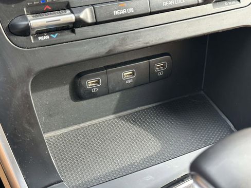Used 2023 Kia Carnival LX image 27
