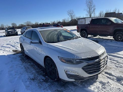 Used 2019 Chevrolet Malibu LT image 2
