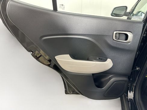 Used 2025 Hyundai Venue SEL image 26