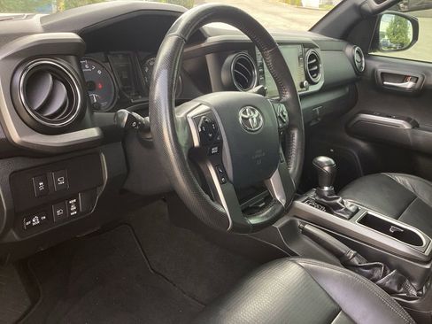 Used 2020 Toyota Tacoma TRD Off-Road w/ TRD Premium Off Road Package AWD/4WD image 10