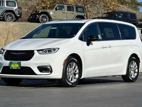 New 2026 Chrysler Pacifica Limited image 9