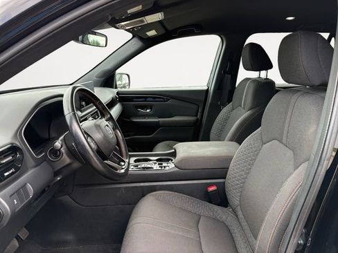 Used 2025 Honda Pilot Sport image 9
