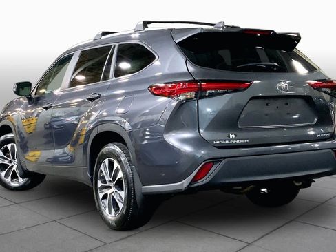 Used 2023 Toyota Highlander XLE AWD/4WD image 12